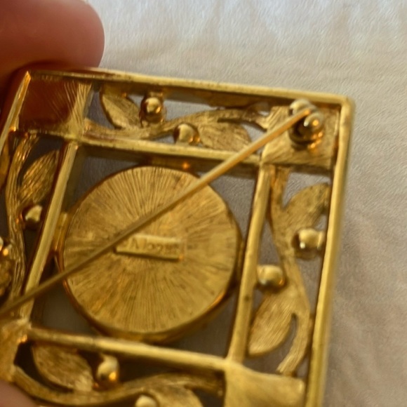 Monet: Vintage Art Deco 1.5" Faux Pearl/Black Cab Crystal Brooch - Picture 3 of 14